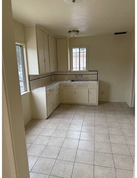 Kitchen - 2253 S Cochran Ave