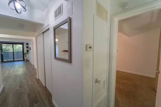 Building Photo - 320 Vía Casitas