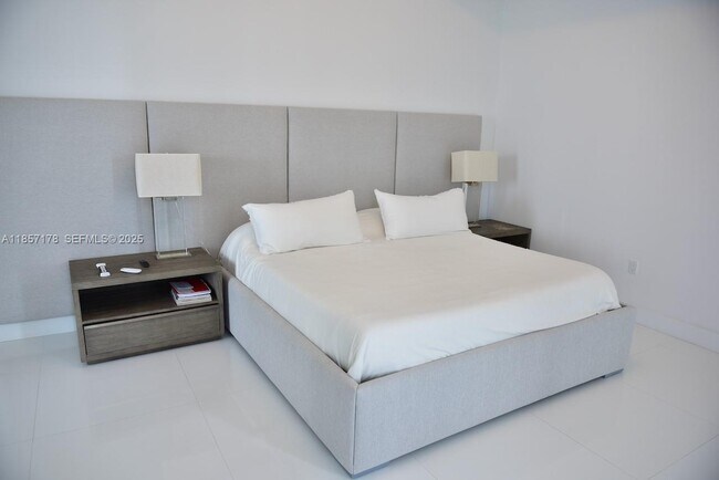 Building Photo - 17475 Collins Ave