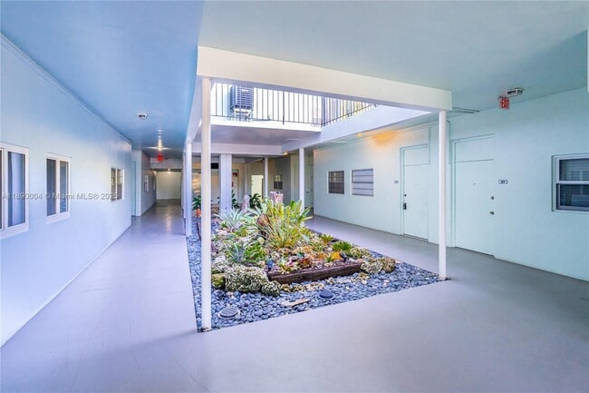 Building Photo - 2539 S Bayshore Dr