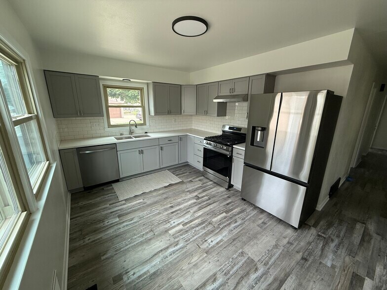 Building Photo - 4364 S Kinnickinnic Ave