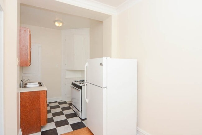 Building Photo - 2226 W Wilson Ave