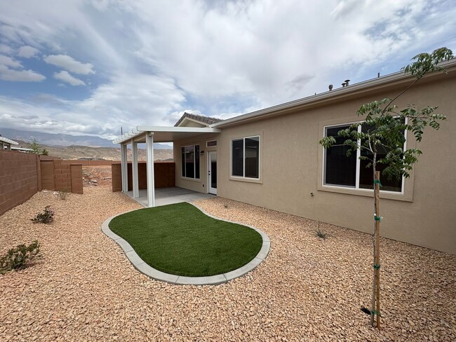 Building Photo - Brand New Townhome In Hurricane