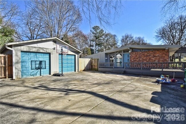 Building Photo - 3111 Spring Valley Rd