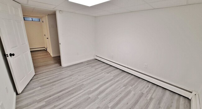 Building Photo - 3 Bed / 1-1/2 Bath Single Family Home w/2-car garage