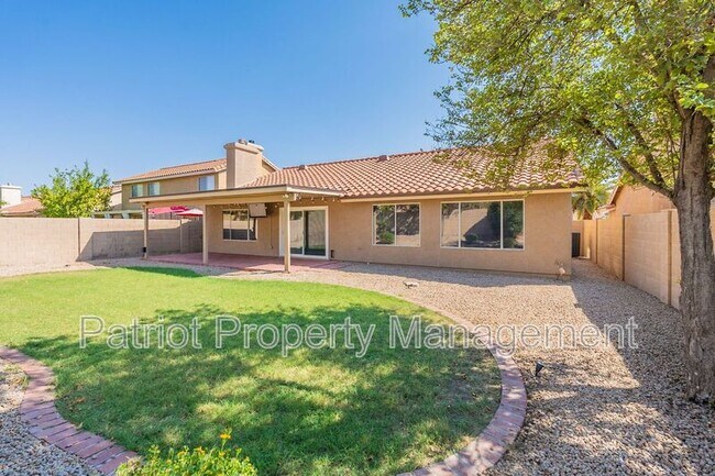 Building Photo - 4704 E Villa Maria Dr