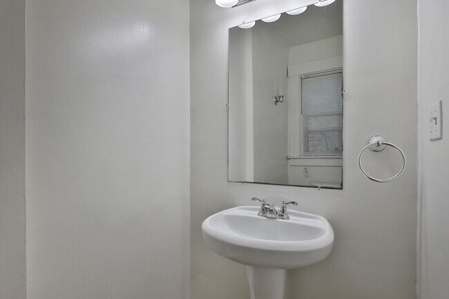 Building Photo - 4 Bedroom North Campus Newly Remodeled Hou...