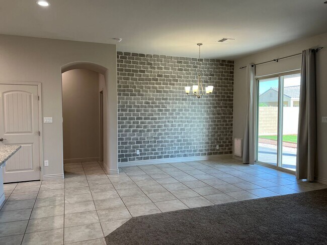 Building Photo - 4 BEDROOM HOME!