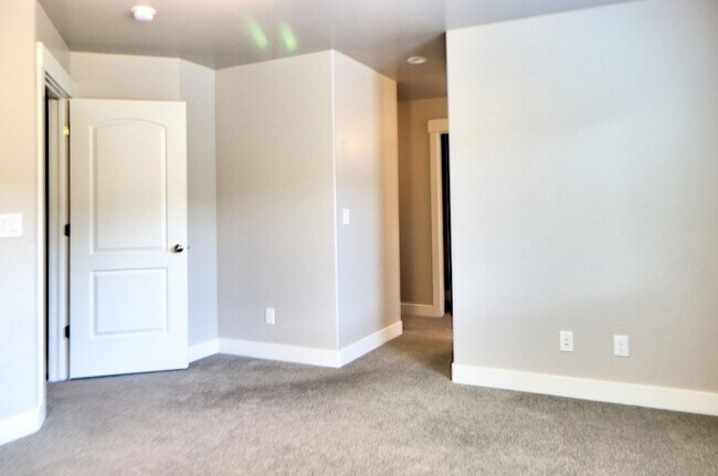 Building Photo - 3 bed 2.5 bath townhome in Salem