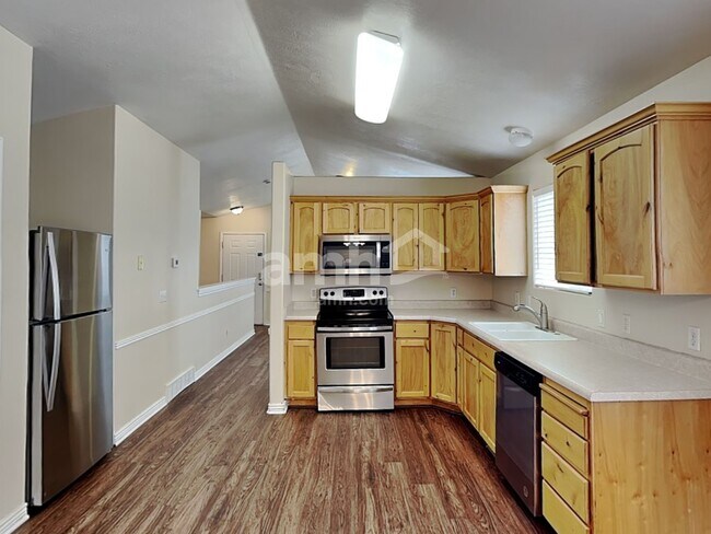 Building Photo - 1877 E Cedar Dr