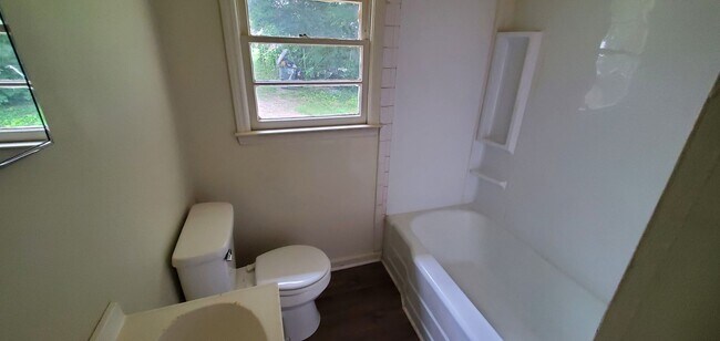 Building Photo - 2 Bedroom 1 Bathroom Duplex