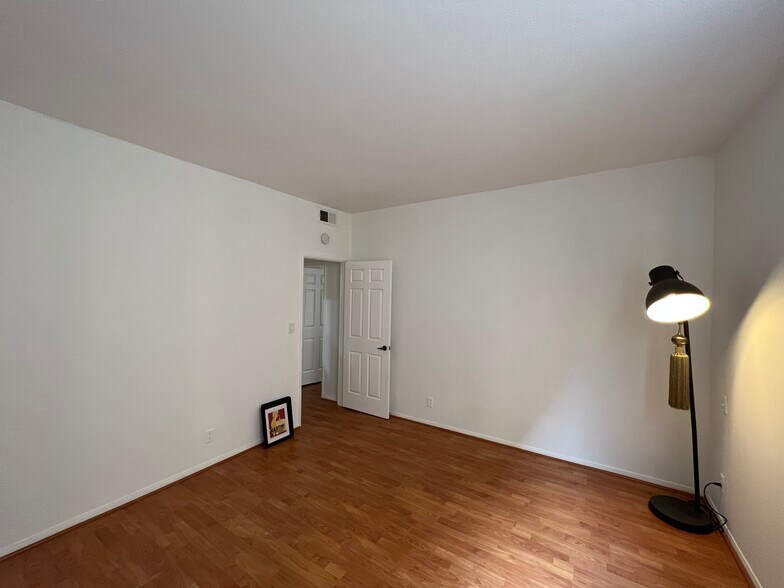 second bedroom - 511 N Jackson St