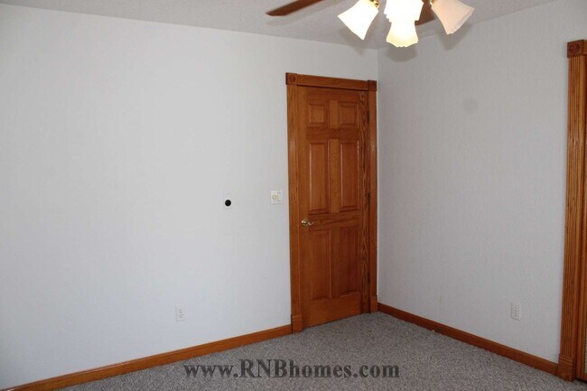 Building Photo - 677 Hoppe Ln