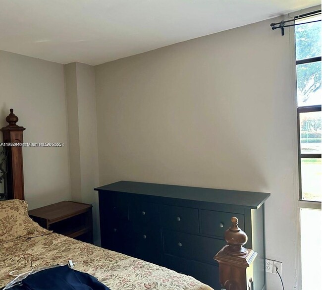 Building Photo - 3301 N Country Club Dr