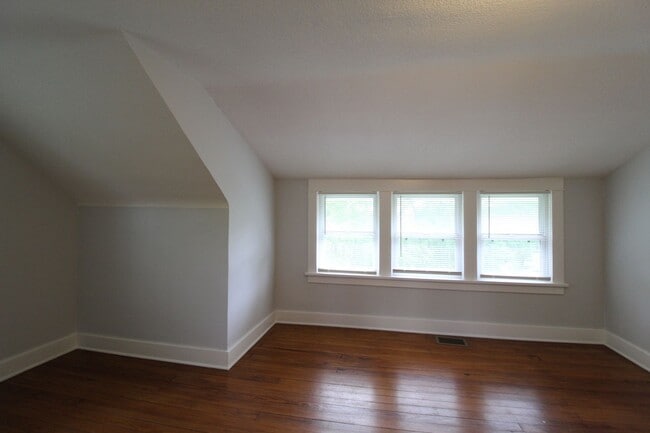Building Photo - 2 Bedroom Home Near KU MED