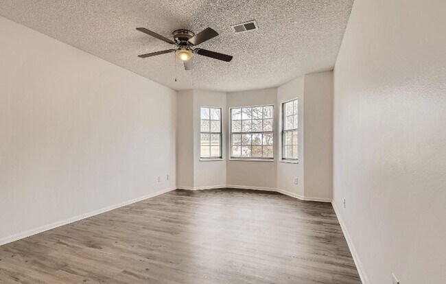 Building Photo - Spacious 2 Bed, 2 Bath Condo with Garage i...