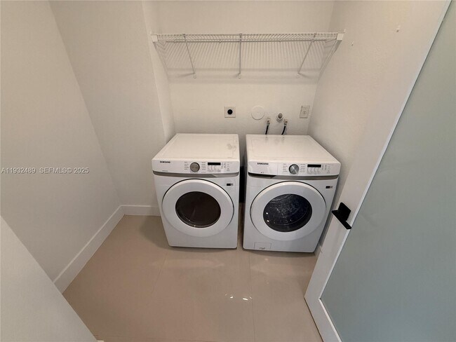 Building Photo - 107 SE 22nd Terrace