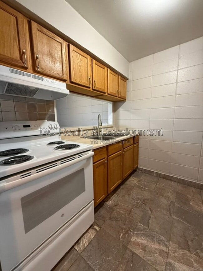 Building Photo - 233 Uteg St