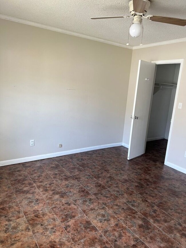 Building Photo - 2 bedroom Townhome off Pensacola Available...