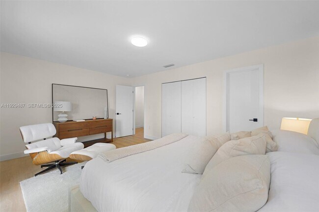 Building Photo - 7994 Crespi Blvd