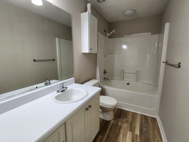 Building Photo - Like New Townhome