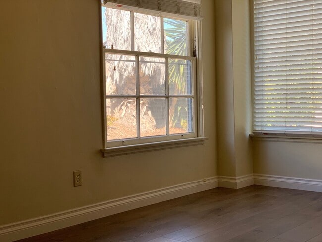 Building Photo - Cozy 1 bedroom cottage beach close with a yard, off street parking and a garage. Pets allowed
