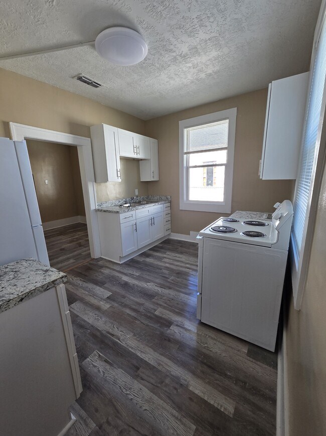 Building Photo - 930 Murphy St