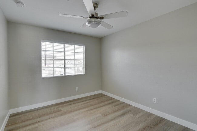 Building Photo - UPGRADED 3 BEDROOM HOME IN GREEN VALLEY