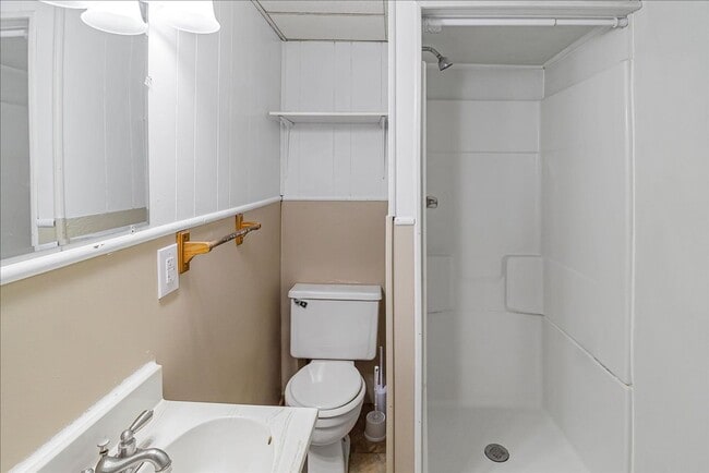 Building Photo - short term lease available