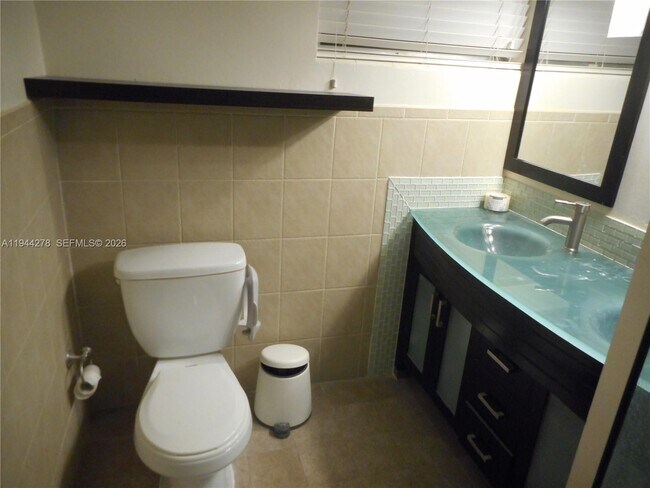 Building Photo - 2325 Magnolia Dr