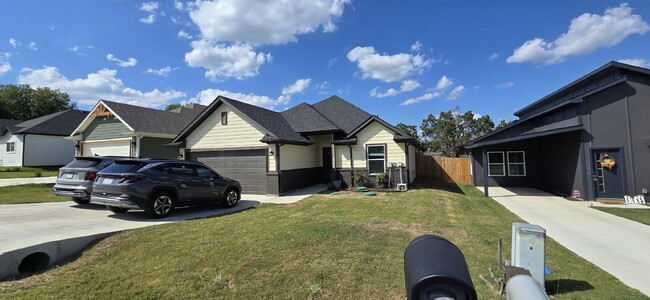 Primary Photo - Sweet 2 Year Old Home in Comanche Cove