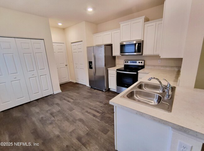 Building Photo - 201 Scotch Pebble Dr