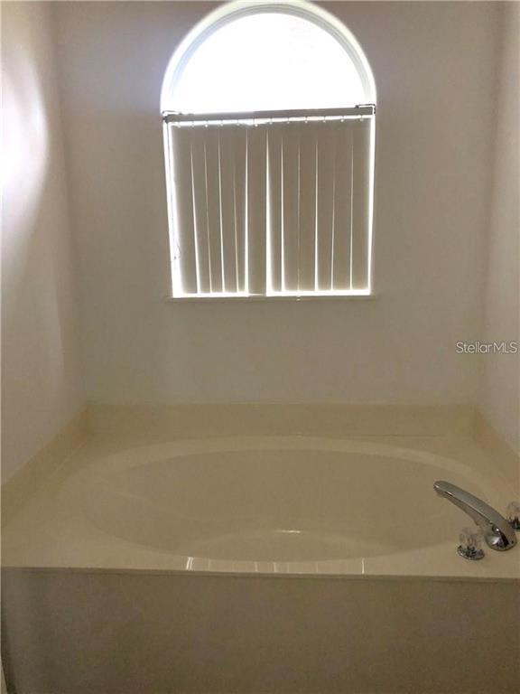 Building Photo - 1749 Golfview Dr