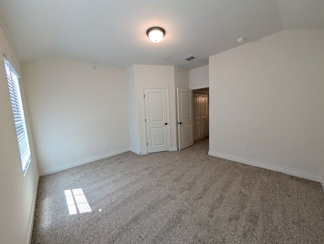 Building Photo - 1 MONTH FREE RENT / Close to HWY for Commu...