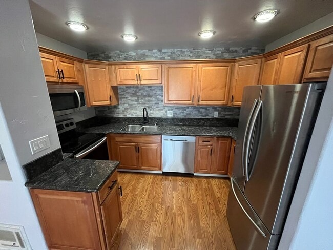 Building Photo - Cozy 1 Bedroom Condo with Walk-In Closet &...