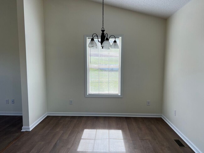 Building Photo - 3 bedroom / 2 bath + den located in Jonesborough