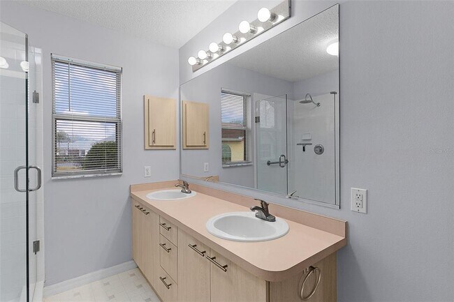 Building Photo - 807 Ramos Dr