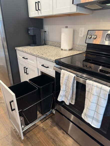 Kitchen - 704 Crossland Ave