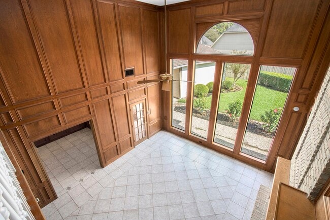 Building Photo - 15010 Terrace Oaks Dr