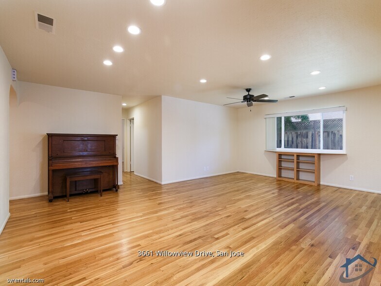 Building Photo - 3661 Willowview Dr