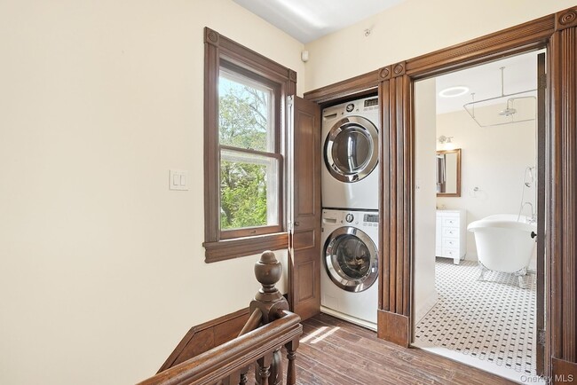 Building Photo - 834 John St
