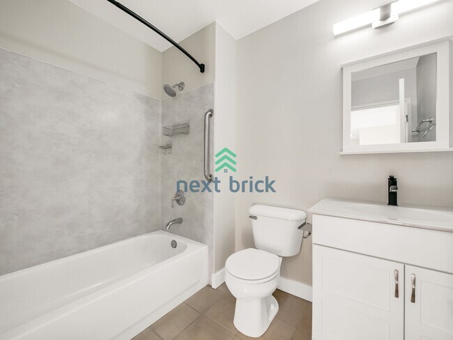 Building Photo - Luxury 1 Bed, 1 Bath Downtown Seattle Condo with City & Water Views