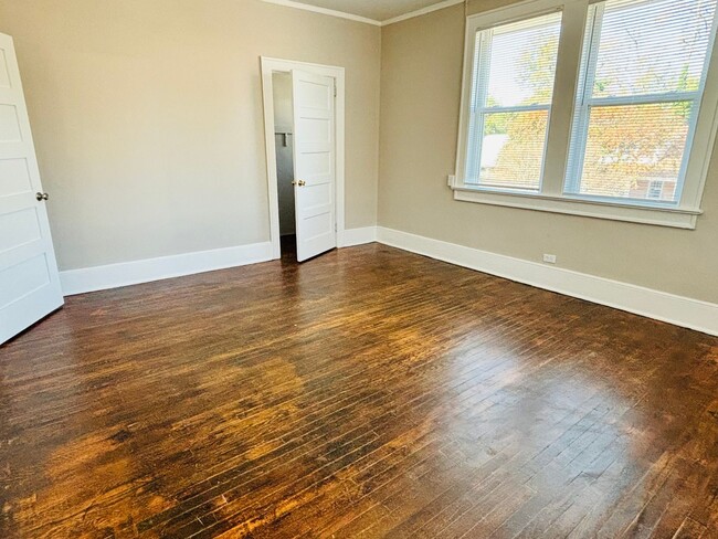 Building Photo - Charming Apartment Downtown Columbia