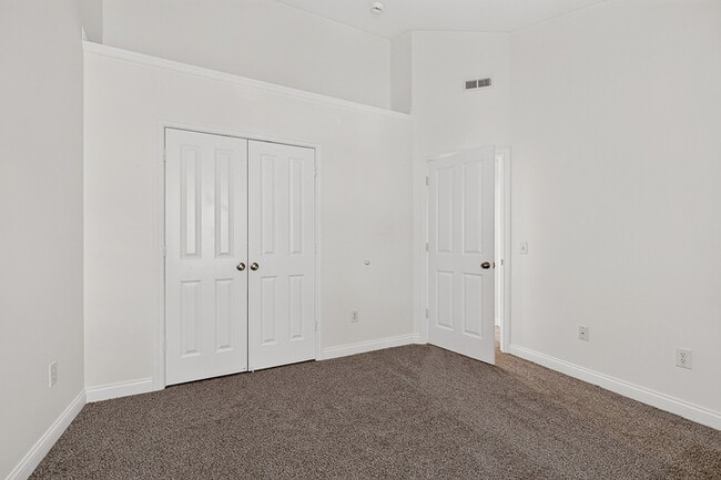 Building Photo - Beautiful 3 Bed Townhome In the Heart Of Village Of West Clay!