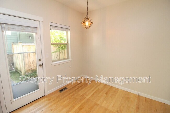 Building Photo - 15720 NE 95th Way