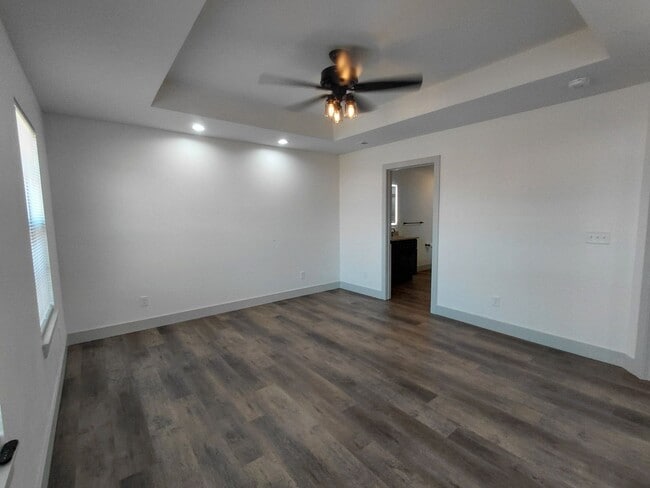 Building Photo - Beautiful home close to post