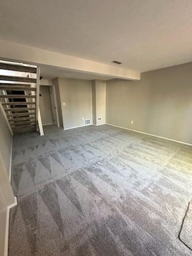 Building Photo - 2-bedroom, 1.5-bathroom townhouse in Imper...