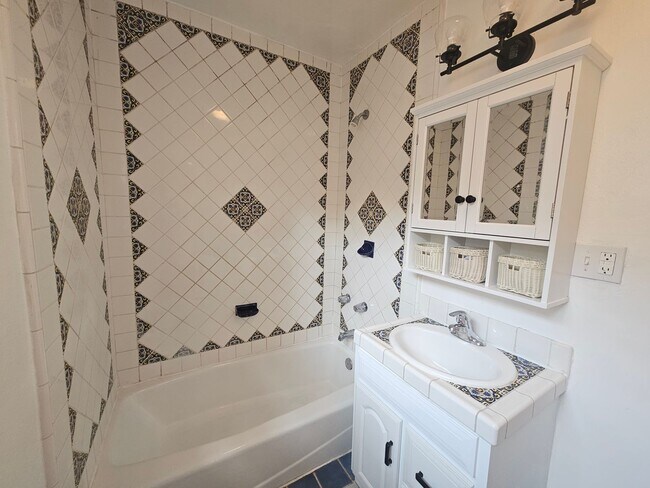 Building Photo - 1649 Sargent Pl