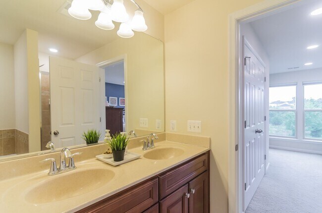 Building Photo - Beautiful and within walking distance to a...