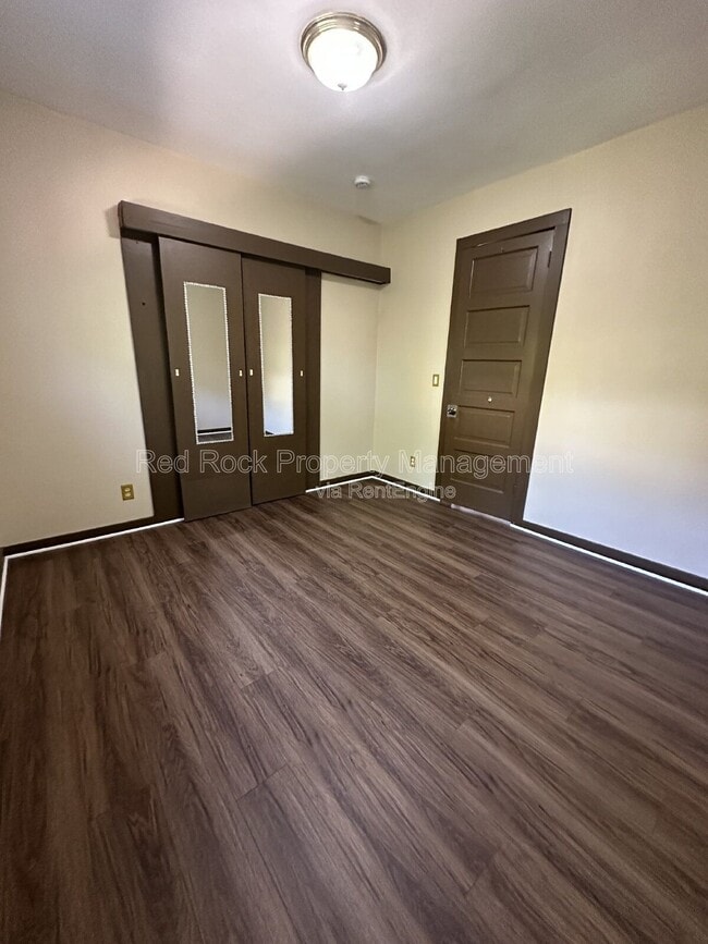 Building Photo - 835 Elm St